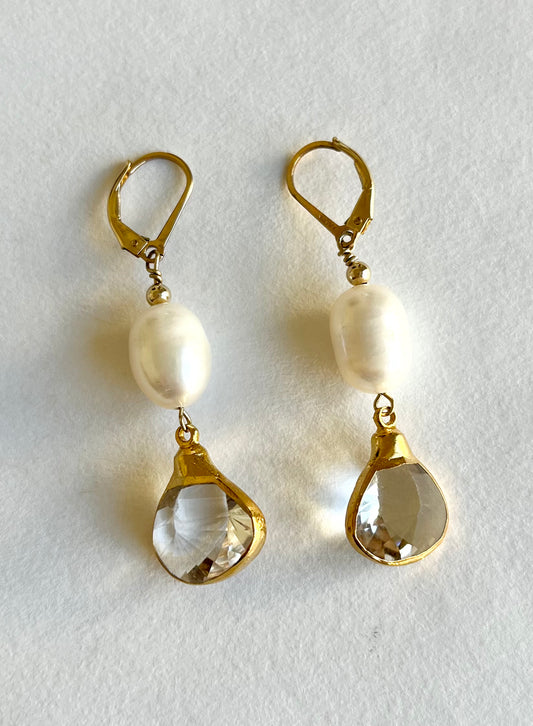 Barbara Harvel - Earrings - white Rice Pearl with faceted quartz